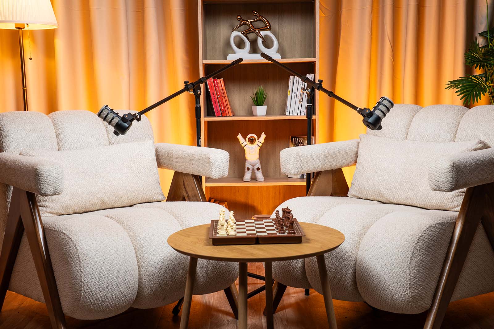 Studio PodcastSpace ambiance chaude Casablanca - décor tons chauds pour podcast et capsules